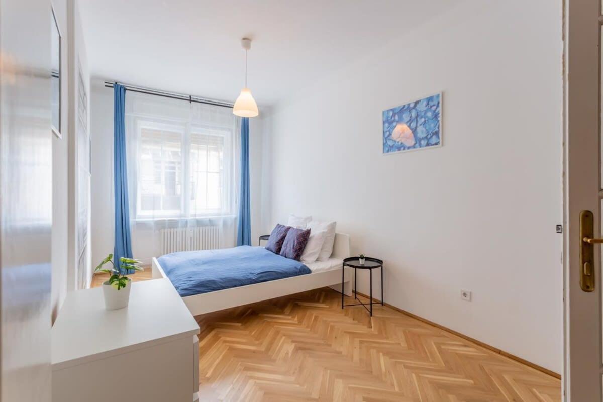 Away From In The Center Apartmán