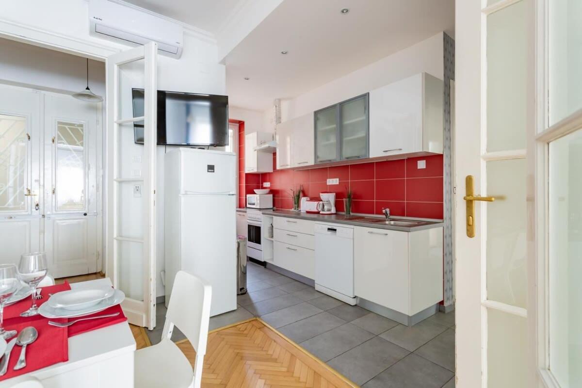 Apartment Away From In The Center